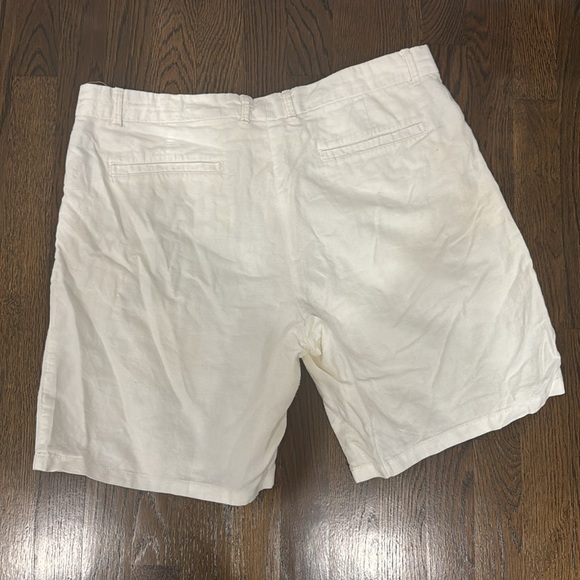 Gorgeous white linen Bermuda shorts - Picture 3 of 5